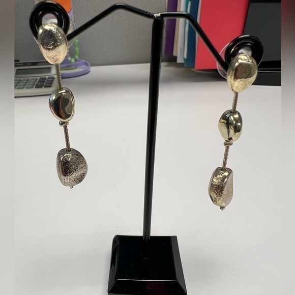 Vintage Gold tone dangle earrings. - Picture 1 of 3